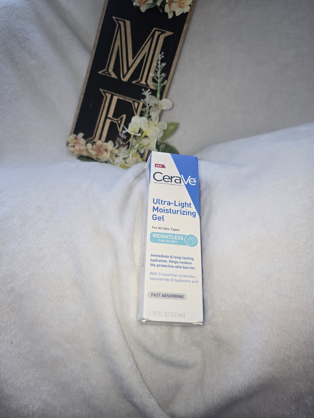 rave CeraVe Ultra-Light Moisturizing Gel - Blue & White